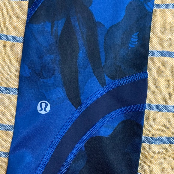 Lululemon Blue Ink Floral Run Inspire II Crop Leggings - Picture 4 of 8